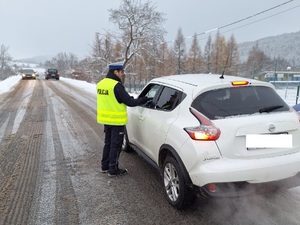 POLICJANT PODCZAS SPRAWDZANIA STANU TRZEŹWOŚCI KIEROWCY