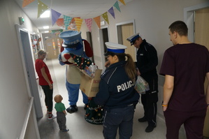 organizatorzy akcji na korytarzu rozdają dzieciom prezenty