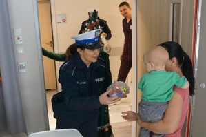 policjantka wręcza prezent dziecku