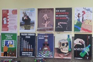 zdjęcie prac konkursowych zawieszonych na tablizy