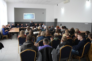 zdjęcie kolorowe zrobione w sali obejmujące całość uczestników policjantów i zaproszonych gości