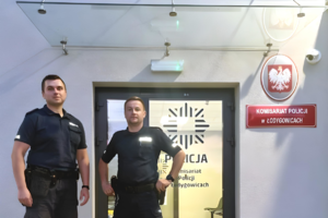 Policjanci przed komisariatem w Łodygowicach