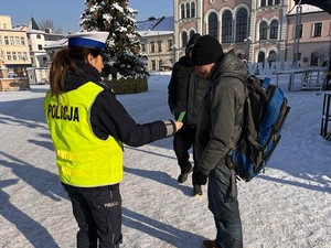 policjantka wręcza odblask mężczyźnie