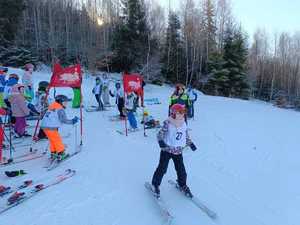 zjazd narciarza w czasie zawodów w tle inni zawodnicy