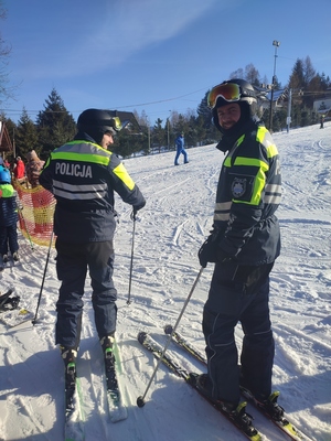 zdjęcie policjantów na nartach
