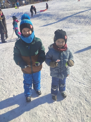 zdjęcie dwóch chłopczyków którzy trzymają zawieszki odblaskowe