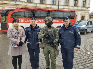 zdjęcie grupowe policjanci i wolontariusze