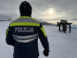 policjant na stoku narciarskim