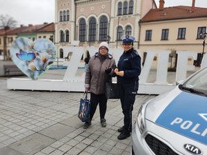 zdjęcie policjantki i kobiety która trzyma odblaski