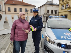 zdjęcie policjantki i kobiety która trzyma odblaski