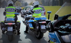 zdjęcie kolorowe policjanci na motocyklach