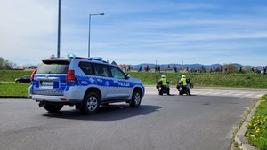 zdjęcie kolorowe policyjny radiowóz oraz dwóch policjantów na motocyklach