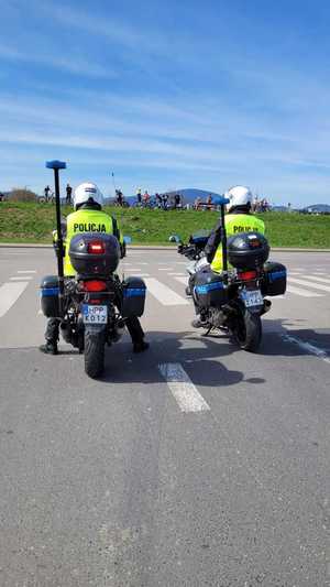 zdjęcie kolorowe dwóch policyjnych motocyklistów tyłem