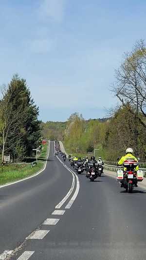 zdjęcie kolorowe motocykliści jadący drogą
