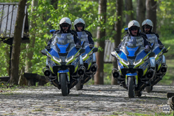 zdjęcie kolorowe policjanci jadą na motocyklach