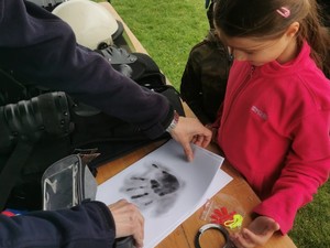 zdjęcie kolorowe kartka z odciskami palców