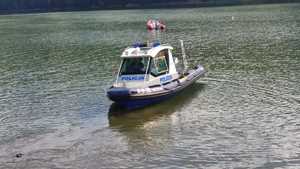łódka zwodowana na jeziorze