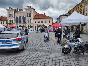 zdjęcie kolorowe żywieckiego rynku widać stosika partnerów akcji policyjny radiowóz