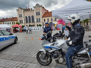 zdjęcie kolorowe policyjne stoisko