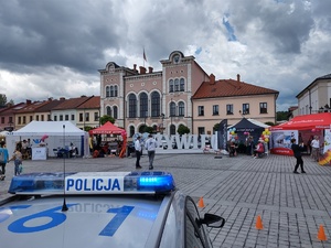 fragment radiowozu w tle żywiecki rynek