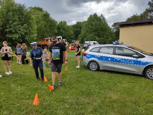 zdjęcie kolorowe osoby próbują przejść slalom w założonych alkogooglach