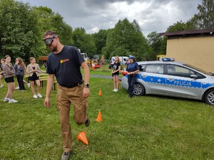 zdjęcie kolorowe osoba próbuje przejść slalom w alkogoglach