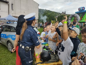 zdjęcie kolorowe policjantka prowadzi konkurs wiedzy