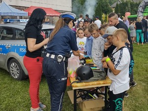 zdjęcie kolorowe policjantka prowadzi konkurs wiedzy o bezpieczeństwie w ruchu drogowym