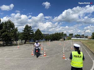 zdjęcie kolorowe jazda motorowerem po polu manewrowym