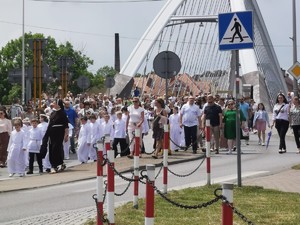 zdjęcie kolorowe ludzie idący drogą w procesji