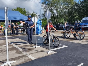 chłopczyk na torze rowerowym jedzie na rowerze