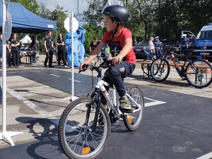 chłopczyk na torze rowerowym