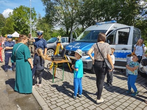 policyjne stoisko zdjęcie kolorowe i osoby obok niego