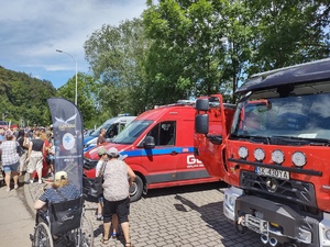 samochody straży gopru i policji obok uczestnicy imprezy