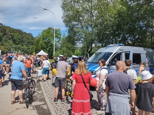 zdjęcie kolorowe stoisko policyjne