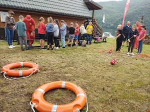 zdjęcie kolorowe dzieci rzucają bojkami ratunkowymi