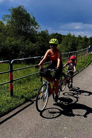 zdjęcie kolorowe policjantka jedzie na rowerze