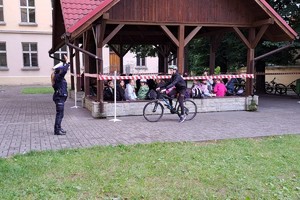 zdjęcie kolorowe policjantka tłumaczy dzieciom jak policjant kieruje ruchem