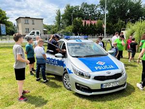 zdjęcie kolorowe radiowozu obok dzieci