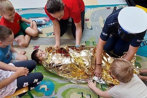 zdjęcie kolorowe ratownik gopru uczy zasad udzielania pierwszej pomocy
