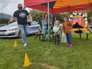 mężczyzna w założonych alkogooglach pokonuje slalom