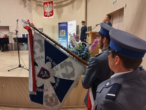 zdjęcie kolorowe poczet sztandarowy w czasie śpiewania hymnu