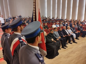 zdjęcie kolorowe na pierwszym planie poczet w tle sama i zaproszeni goście