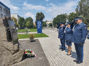 złożenie wiązanki pod pomnikiem