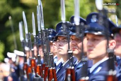 zdjęcie poglądowe stojących w szeregu policjantów