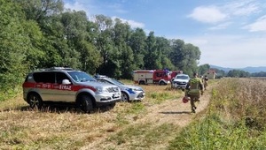 kolorowe zdjęcie zaparkowane samochody straży i  policji