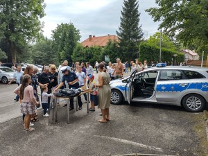 policyjne stoisko przy którym stoją osoby