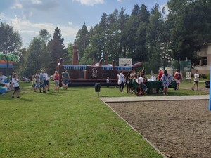 zdjęcie kolorowe uczestników imprezy oraz wozów strażackich