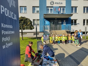 na pierwszym planie pylon komendy w tle uczestnicy akcji