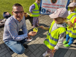 przedstawiciel caritasu z uśmiechniętą buźką